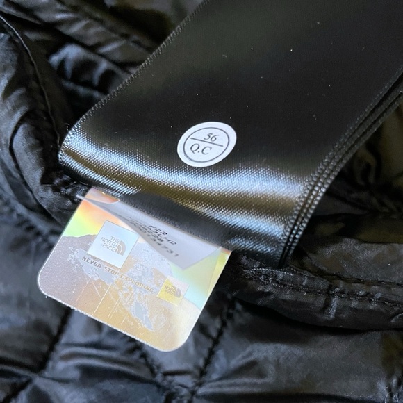 The North Face Men’s ThermoBall Trekker Jacket In Black - Picture 9 of 9